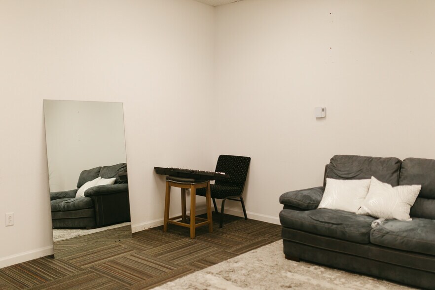 More Photos Of 260 S Academy Blvd, Colorado Springs Freestanding For Sale
