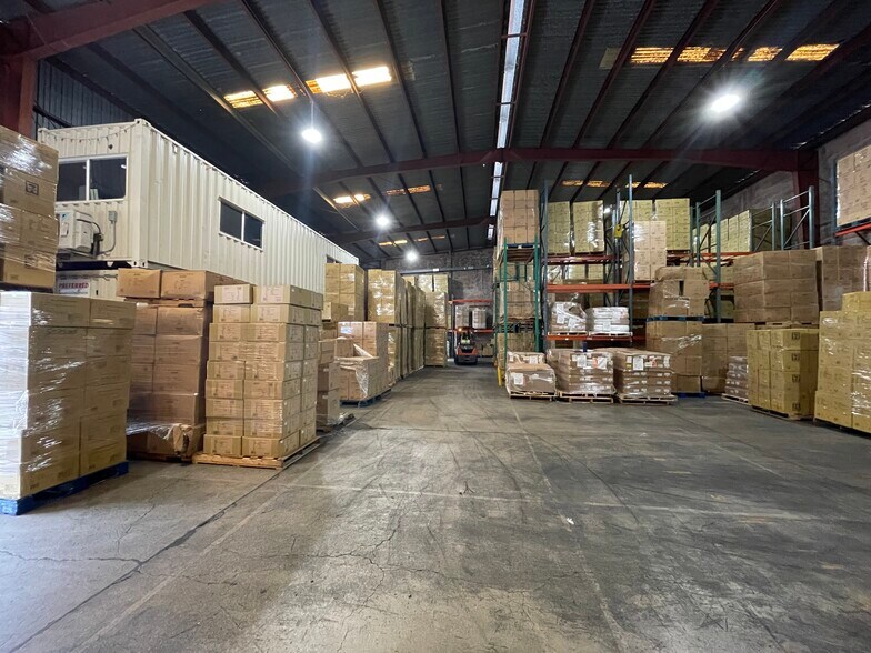 More Photos Of 689 Kakoi St, Honolulu Warehouse For Lease