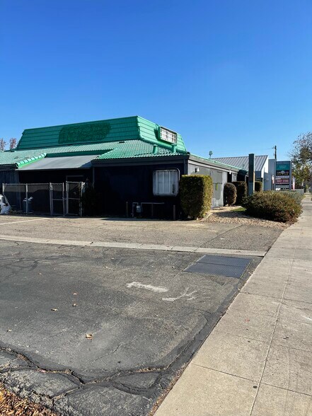 More Photos Of 125 Shaw Ave, Clovis Freestanding For Sale