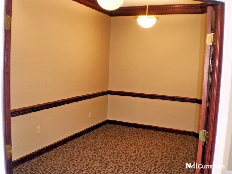 More Photos Of 10 Northwest Ave, Tallmadge Office For Sale