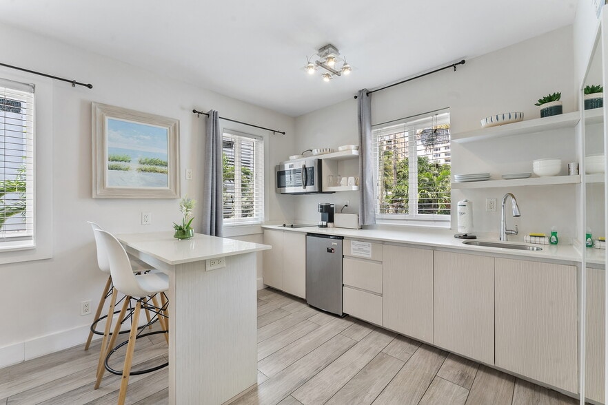 More Photos Of 3020-3024 Seville St, Fort Lauderdale Hotel For Sale