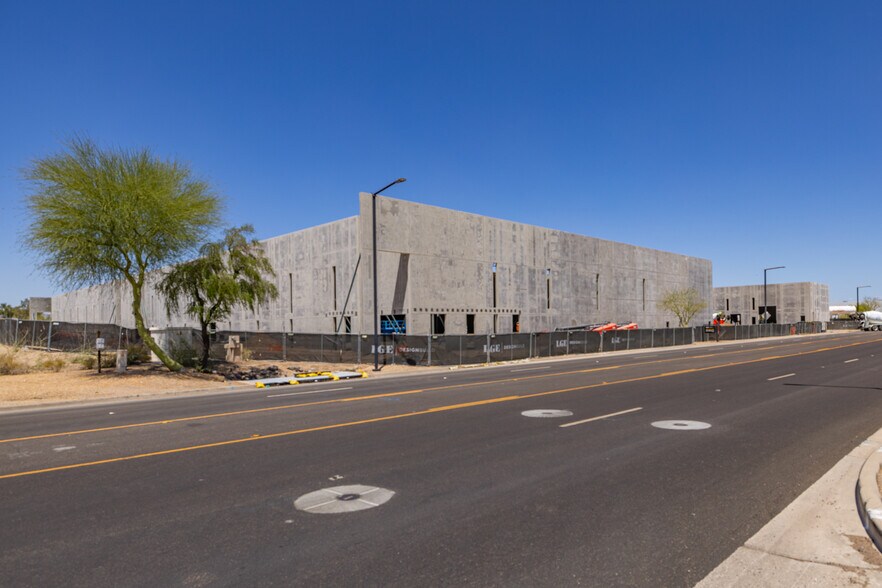More Photos Of 7550 N Glen Harbor Blvd, Glendale Distribution For Lease