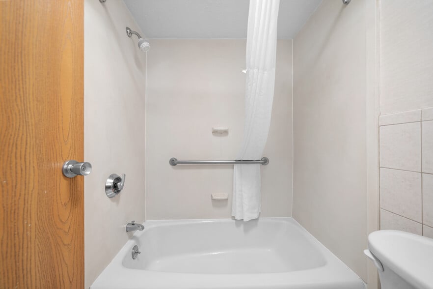 More Photos Of 21700 West Rd, Woodhaven Hotel For Sale