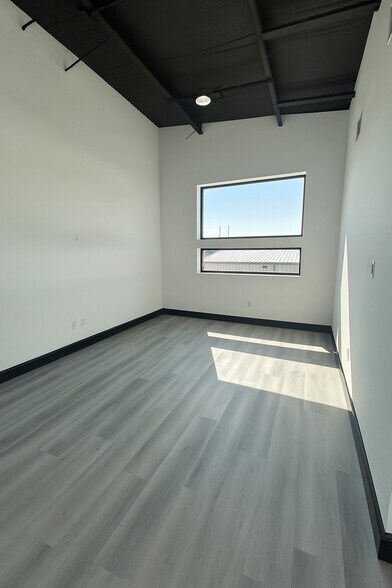 More Photos Of 32611 Tamina Rd, Magnolia Showroom For Sale