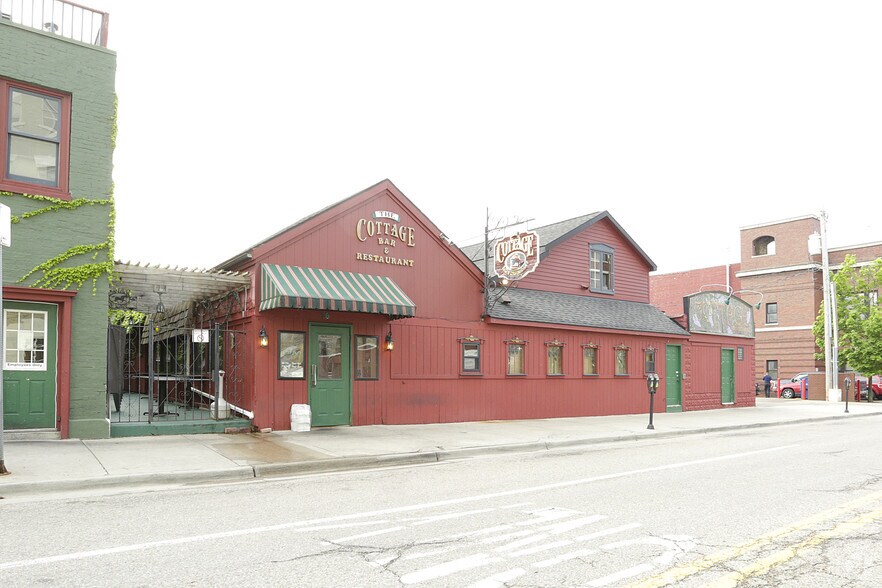 More Photos Of 132 Fulton St, Grand Rapids Restaurant For Lease