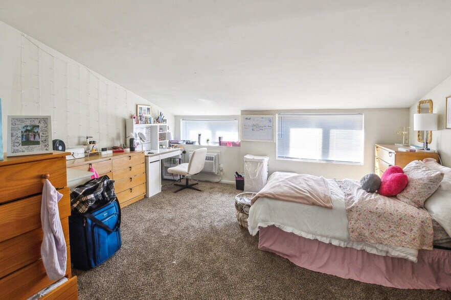 More Photos Of 120 Wilbur St, Newark Apartments For Sale