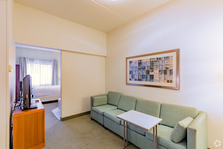 More Photos Of 16 Trinity Point Dr, Washington Hotel For Sale