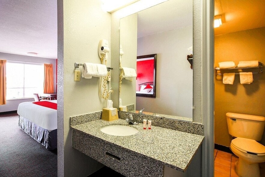 More Photos Of 4012 N State Line Ave, Texarkana Hotel For Sale