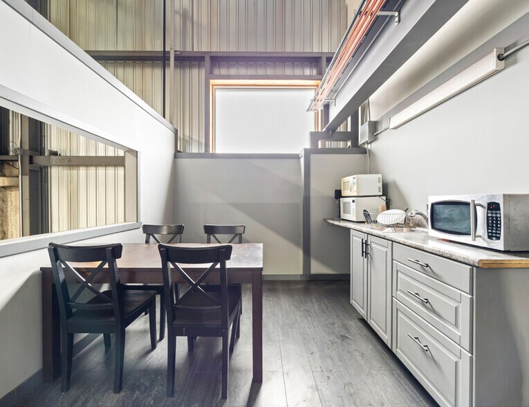 More Photos Of 8100-8118 Rue Charles-Édouard-Renaud, Terrebonne Warehouse For Sale