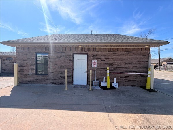 More Photos Of 1002 E Cherry St, Cushing Medical For Sale