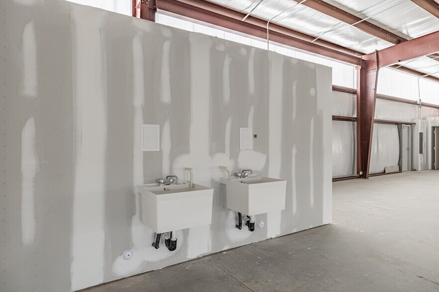 More Photos Of 8145 Pine Ridge Rd, Mechanicsville Flex For Lease