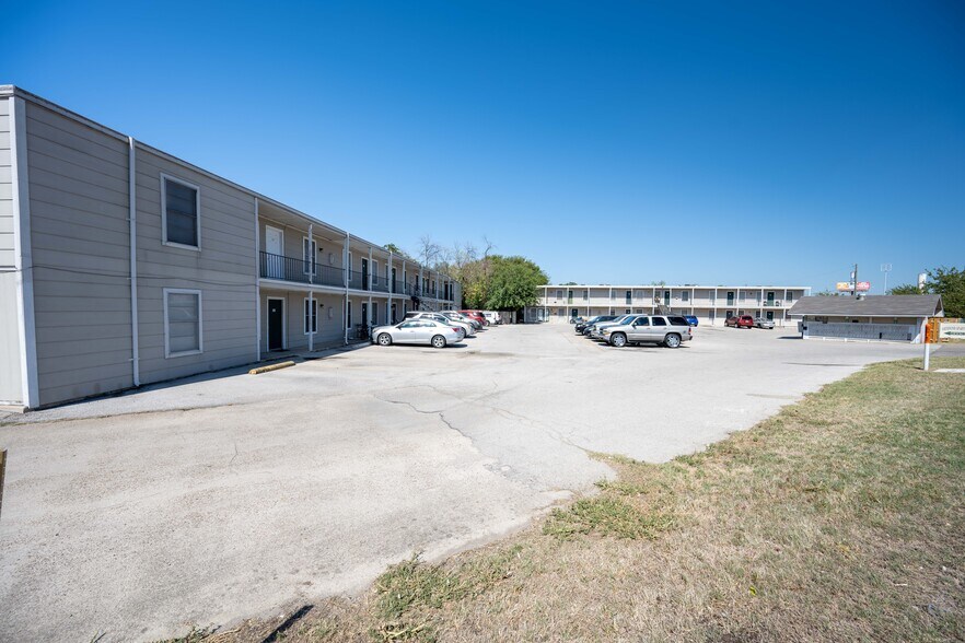 More Photos Of 5111 Interstate 35 N, Waco Apartments For Sale