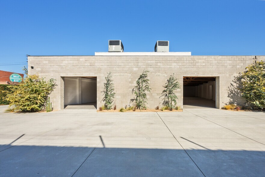 More Photos Of 5142-5148 W Jefferson Blvd, Los Angeles Showroom For Sale