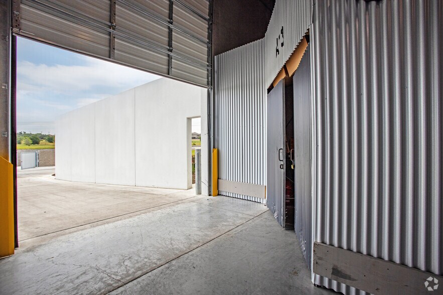 More Photos Of 2700 Louis Henna Blvd, Round Rock Warehouse For Lease