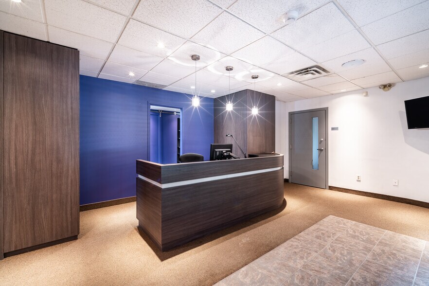 More Photos Of 2830 Boul Saint-Martin E, Laval Office For Lease