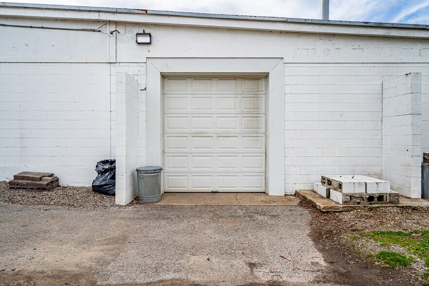 More Photos Of 3958 Cane Run Rd, Louisville Freestanding For Sale