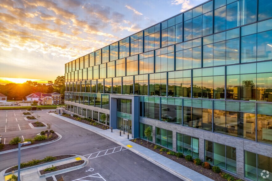More Photos Of 17335 Golf Pkwy, Brookfield Office For Lease