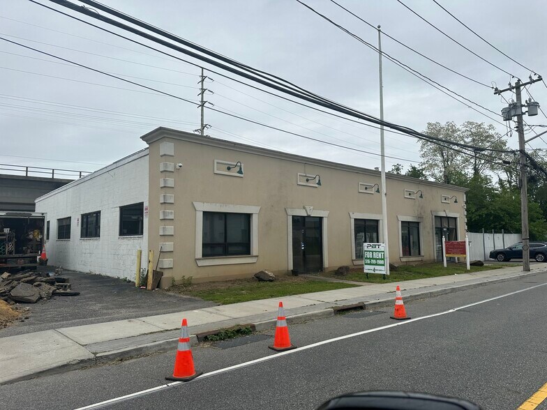 Primary Photo Of 565 Oak St, Copiague Industrial For Sale