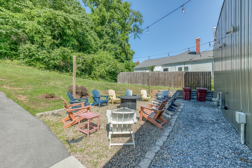 More Photos Of 640 E Maple St, Johnson City Bar For Sale