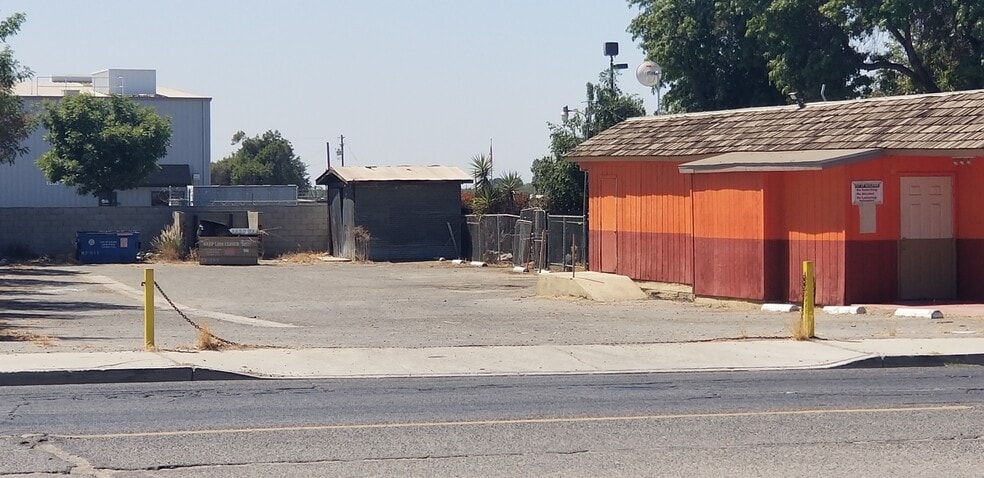 More Photos Of 2435 S K St, Tulare Bar For Sale