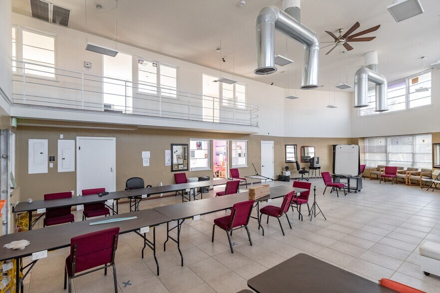 More Photos Of 5245 W San Fernando Rd, Los Angeles Showroom For Sale