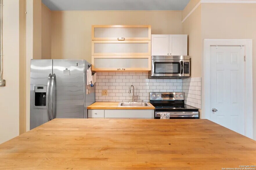 More Photos Of 2323 Buena Vista St, San Antonio Freestanding For Sale