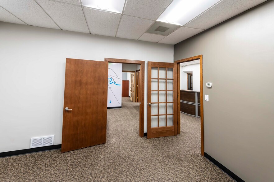 More Photos Of 1119 N 42nd St, Grand Forks Office For Lease