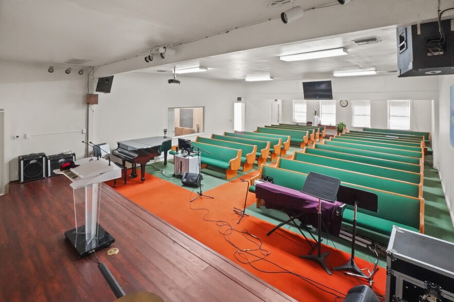 More Photos Of 317 W Palmer Ave, Glendale Religious Facility For Sale