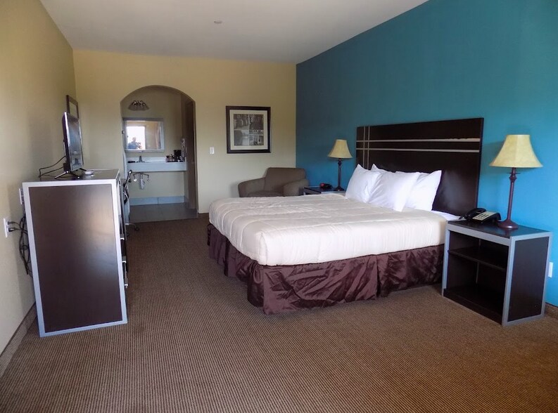 More Photos Of 200 S Lavaca, Moulton Hotel For Sale