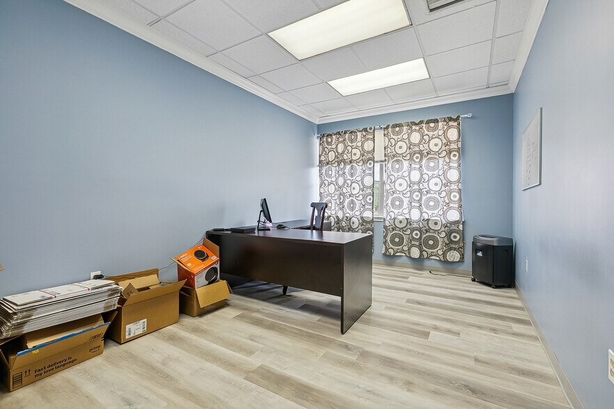 More Photos Of 2309 N Hullen St, Metairie Serviced Offices For Sale