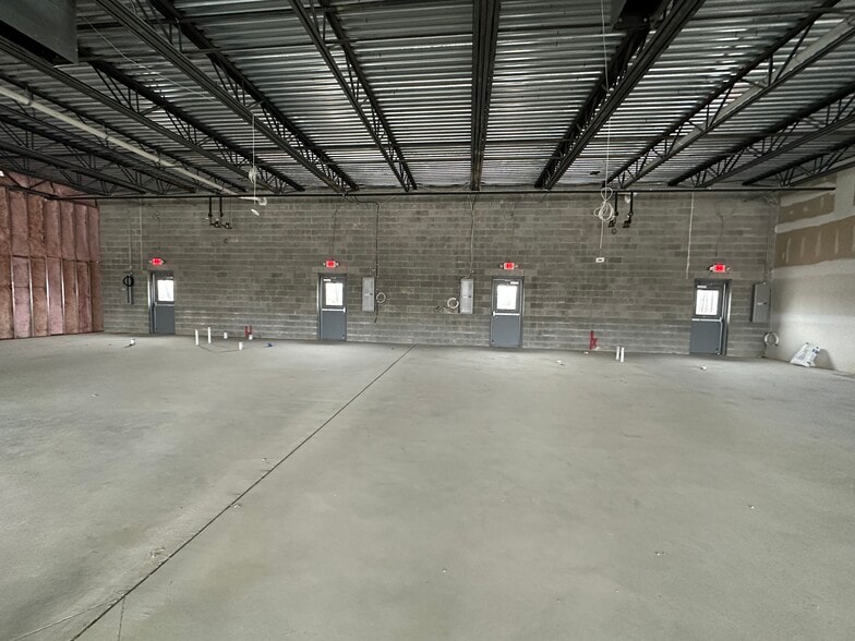 More Photos Of 2800 E West Maple Rd, Commerce Township Storefront Retail Office For Lease