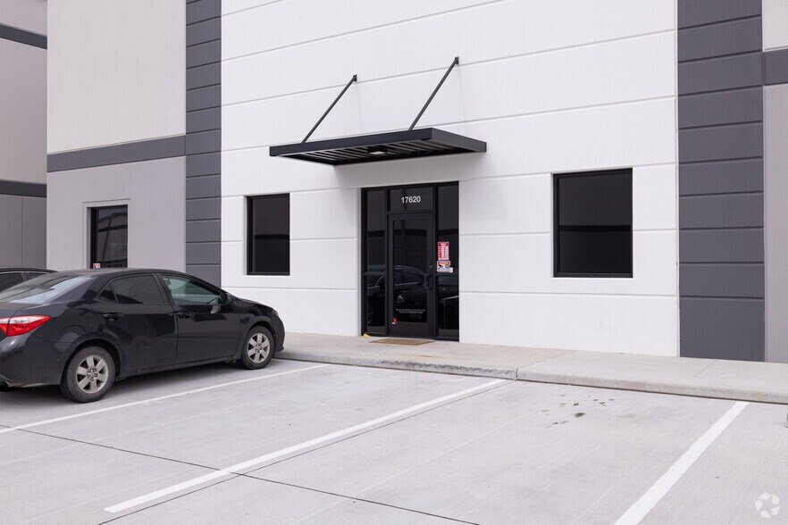 More Photos Of 17620 Eastex Fwy, Humble Industrial For Sale