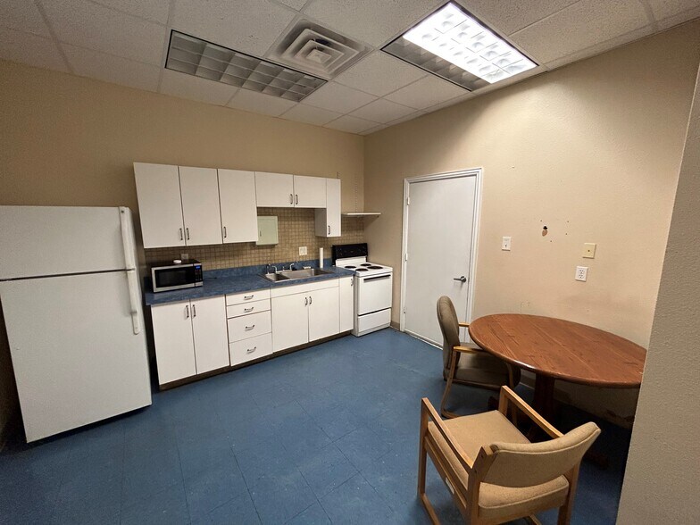 More Photos Of 7924 Carr St, Dallas Flex For Lease