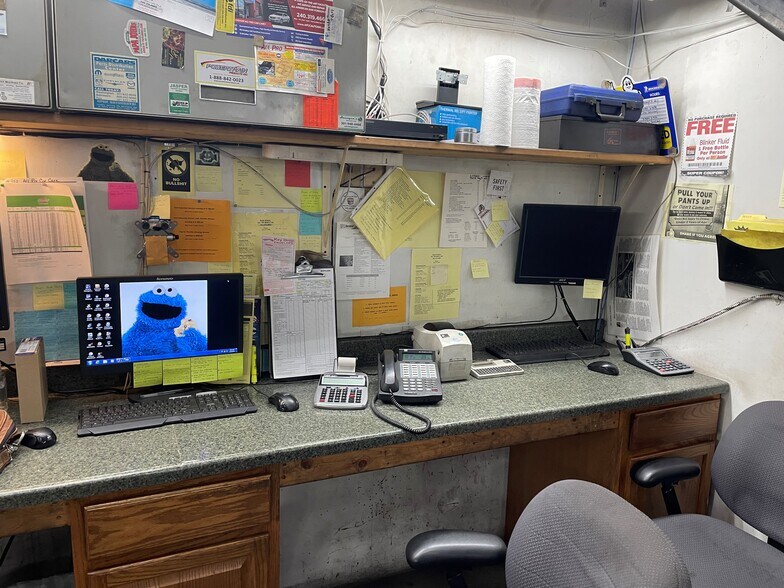 More Photos Of 8740 Cherry Ln, Laurel Light Manufacturing For Sale