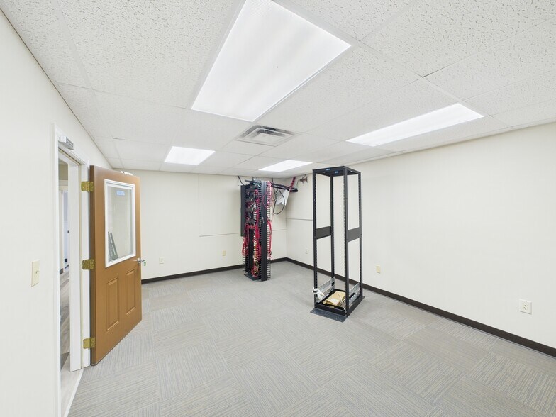 More Photos Of 2358 W 23rd St, Bellaire General Retail For Sale