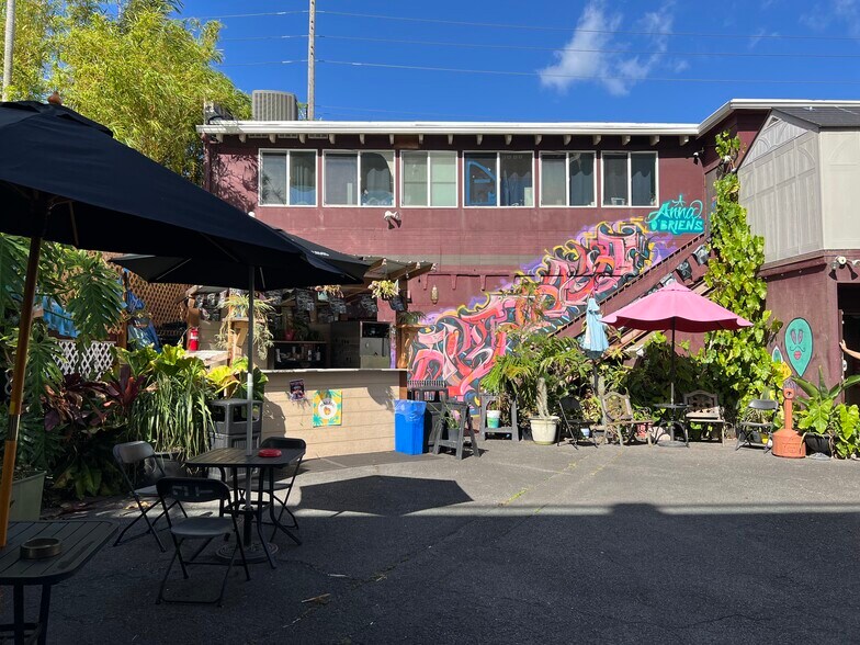 More Photos Of 2440 S Beretania St, Honolulu Bar For Lease