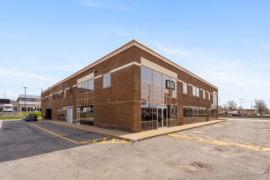 More Photos Of 4505 Boul Métropolitain E, Montréal Office For Sale
