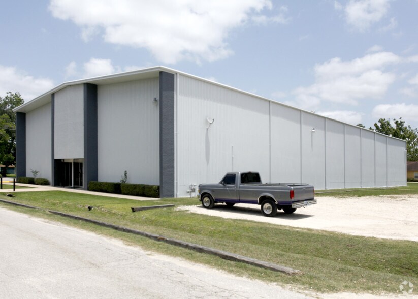 More Photos Of 9201 Wingtip Dr, Houston Warehouse For Sale