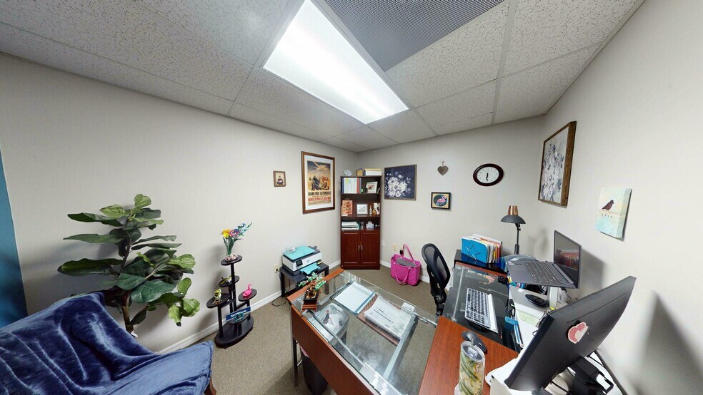 More Photos Of 32644 Blossom ln, Leesburg Office For Sale