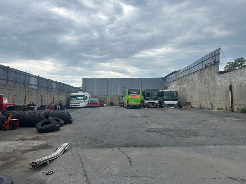 More Photos Of 252 Maspeth Ave, Brooklyn Land For Lease