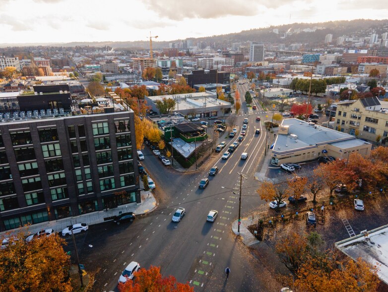 More Photos Of 930 SE Sandy Blvd, Portland Freestanding For Sale