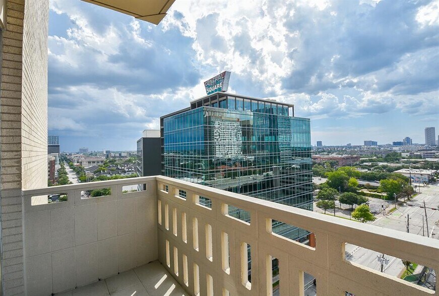 More Photos Of 2016 Main St, Houston Apartments For Sale