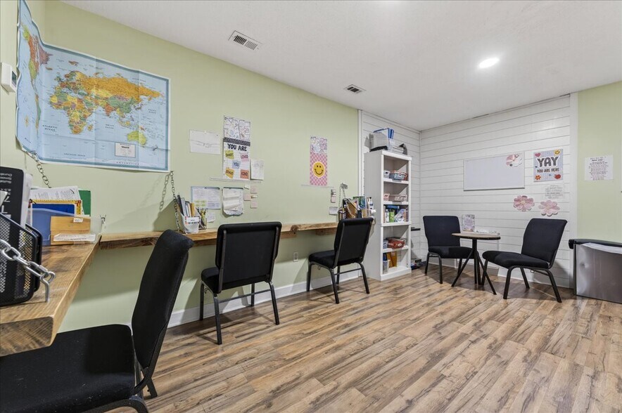 More Photos Of 100 Duggan Ave, Crestview Specialty For Sale