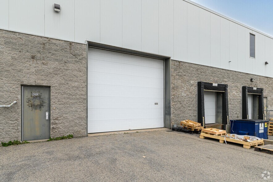 More Photos Of 9251-9283 Thimens Rue, Pierrefonds Light Distribution For Lease