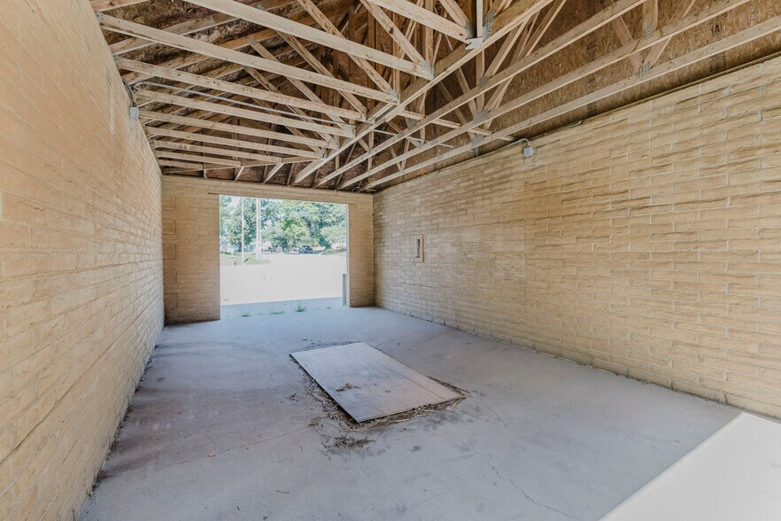 More Photos Of 220 N 2nd Ave, Mulvane Carwash For Sale