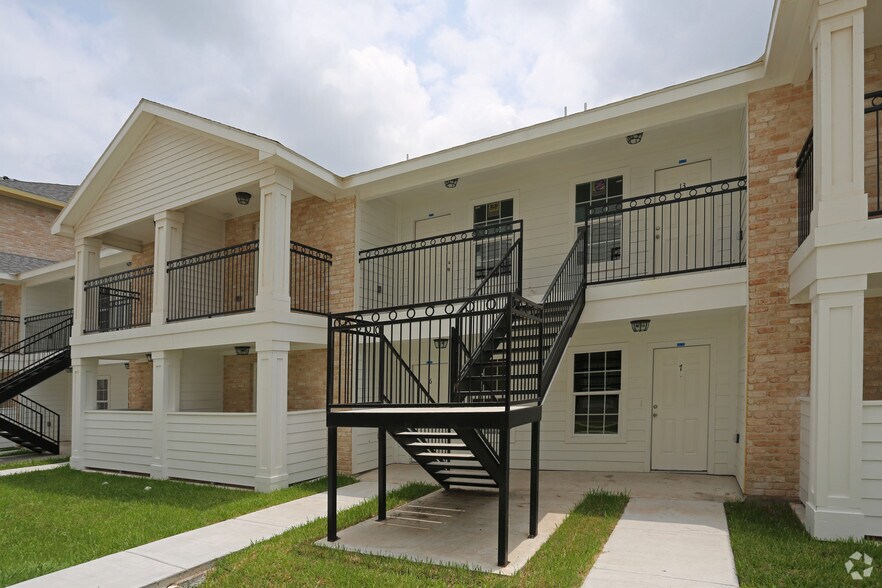 More Photos Of 680 E Ocean Blvd, Los Fresnos Apartments For Lease