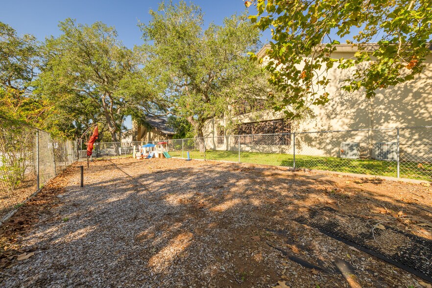 More Photos Of 3170 N McMullen Booth Rd, Clearwater Schools For Lease