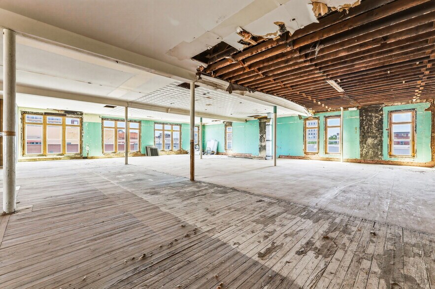 More Photos Of 29 S Chadbourne St, San Angelo Drugstore For Sale