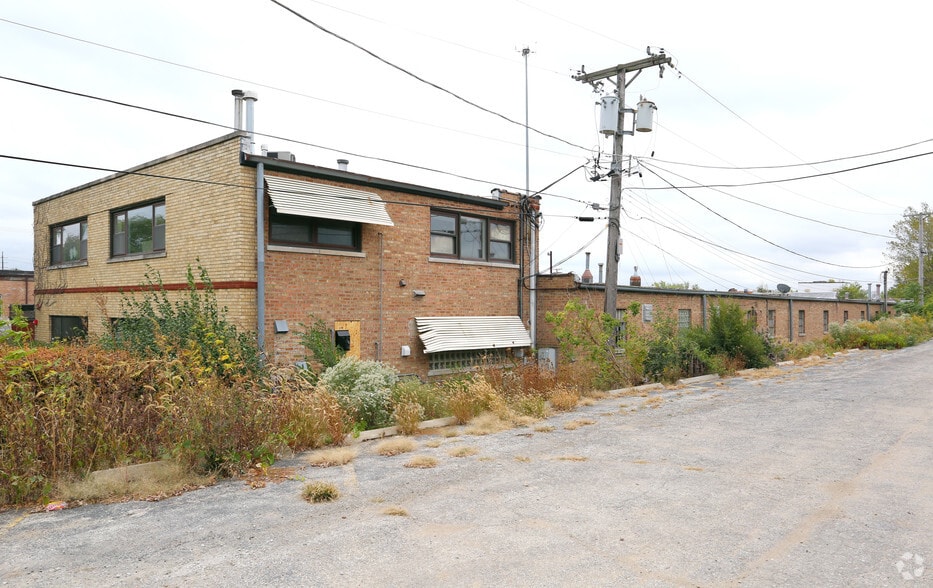 More Photos Of 1060-1078 E Green St, Bensenville Warehouse For Sale