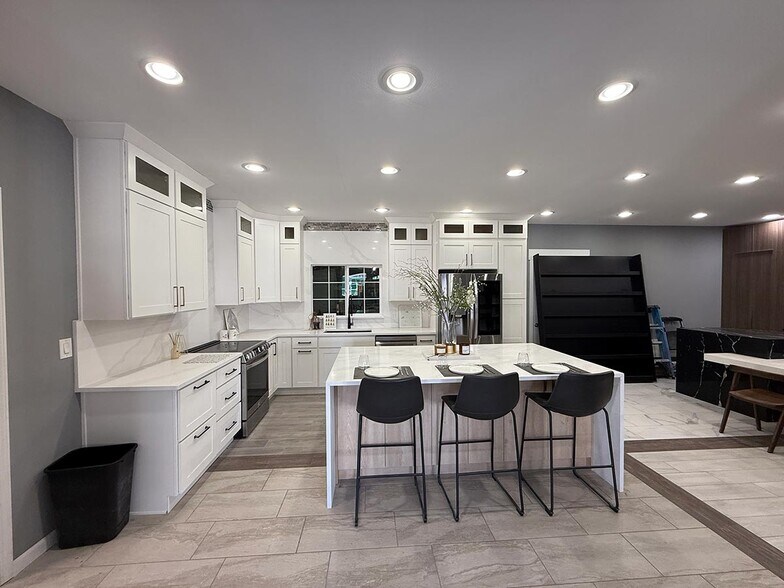 More Photos Of 5602-5608 S Adams St, Tacoma Showroom For Sale